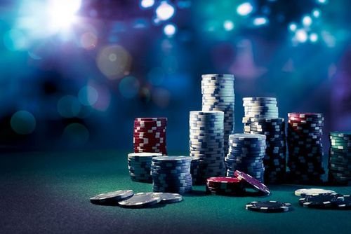 Tampilan studio live Dragon Tiger dengan dealer profesional dan meja kartu di platform bibit288